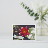 Tief Rose gefärbter Lotus Blossom anpassbar Visitenkarte (Stehend Vorderseite)