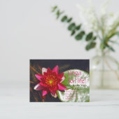 Tief Rose gefärbter Lotus Blossom anpassbar Visitenkarte (Stehend Vorderseite)