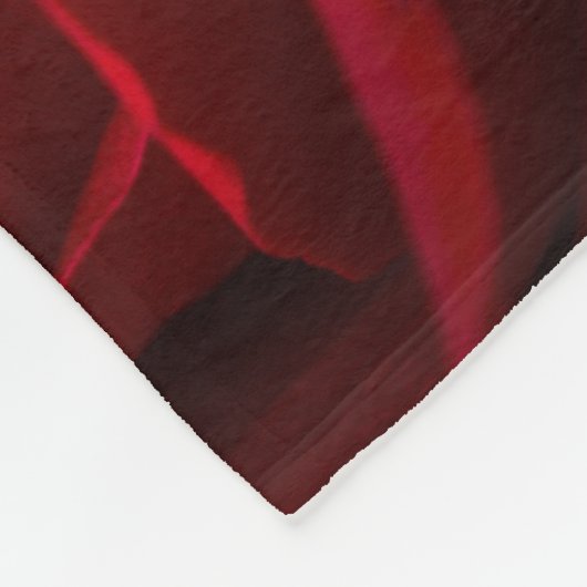 Tief rote Rose auf schwarz Fleecedecke (Ecke)