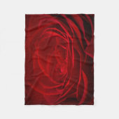 Tief rote Rose auf schwarz Fleecedecke (Vorderseite)