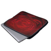 Tief rote Rose auf schwarz Laptopschutzhülle (Vorne Knopf)