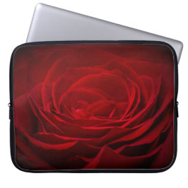 Tief rote Rose auf schwarz Laptopschutzhülle
