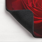 Tief rote Rose auf schwarz Mousepad (Ecke)