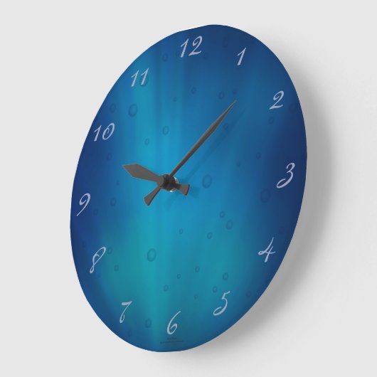 Tief unter Wasser glühende blaue Uhr (Winkel)