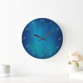 Tief unter Wasser glühende blaue Uhr (Zuhause)