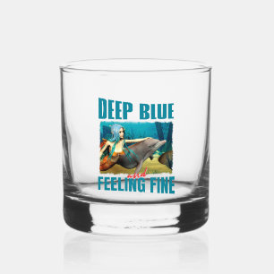 Tiefblau und die Meerjungfrau-Delfin-Kunst fühlt s Whiskyglas