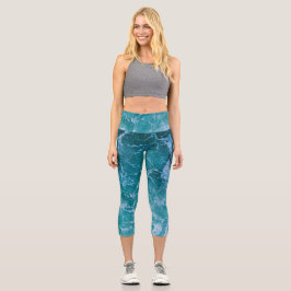 Tiefblaue Ozeanwellen Capri Leggings