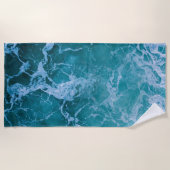 Tiefblaue Ozeanwellen Strandtuch (Vorderseite)