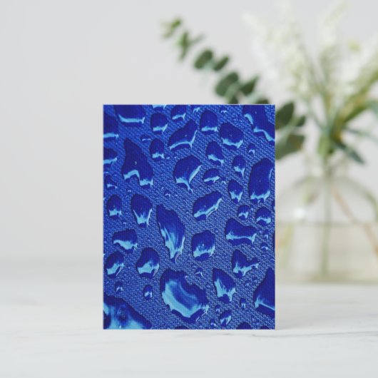 Tiefblaue Wassertropfen Postkarte (Stehend Vorderseite)