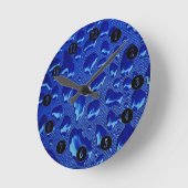 Tiefblaue Wassertropfen Runde Wanduhr (Winkel)