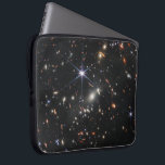 Tiefe Infrarotbild des Universums | JWST Laptopschutzhülle<br><div class="desc">Das tiefste Infrarotbild des Universums (Galaxy Cluster SMACS 0723), aufgenommen von der James Webb Space Telescope Near-Infrared Camera (NIRCam) in 12, 5 Stunden und enthüllt am 11. Juli 2022. Der Galaxienhaufen (wie er vor 4, 6 Milliarden Jahren war) ist Schauspiel als Gravitationslinse und bietet die Chance, entferntere Galaxien zu sehen,...</div>