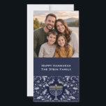Tiefe Navy Menora William Morris Muster Feiertagskarte<br><div class="desc">Ein elegantes und zeitloses Design mit einer raffinierten silbernen Menora,  die inmitten von aufwendigem,  von William Morris inspiriertem Blattwerk platziert ist. Diese in reichen,  tiefen Navy- und sanften Silbertönen gehaltene Kunstwerk verbindet klassische jüdische Symbolik mit historischer botanischer Ornamentik für eine anspruchsvolle,  erbbare Ästhetik.</div>