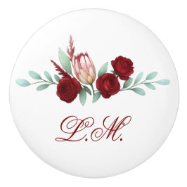 Tiefe Rote Rosen und Protea Blumenschrift Monogram Keramikknauf