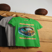 Tiefen der Täuschung Eine Krabbe liegt innerhalb e T-Shirt