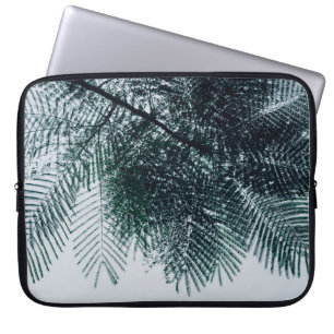 Tiefenwinkel-Foto des grünen Baumes Laptopschutzhülle