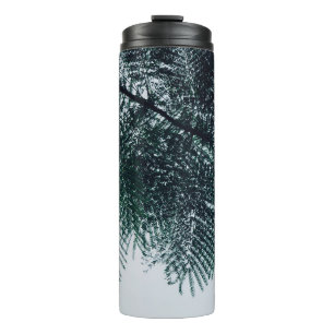 Tiefenwinkel-Foto des grünen Baumes Thermosbecher