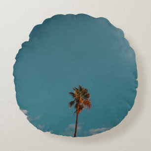 Tiefenwinkel-Fotografie der Palme unter blauem Him Rundes Kissen