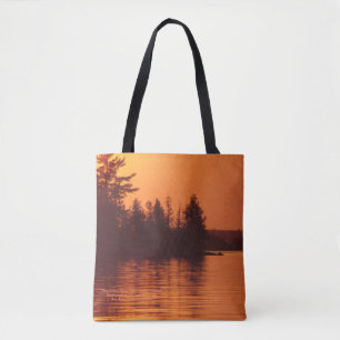 Tiefer goldener orange Sonnenuntergang auf Tasche