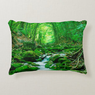 Tiefer Wald im Sommer,Rückwald,tief,tief,fließend, Dekokissen