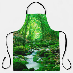 Tiefer Wald im Sommer,Rückwald,tief,tief,tief,flie Schürze