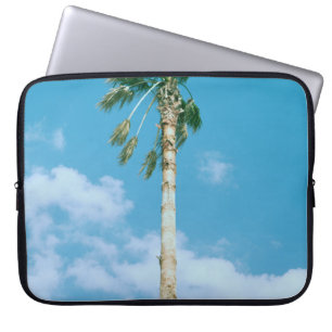 Tiefes Foto von Palmen unter blauem Himmel Laptopschutzhülle