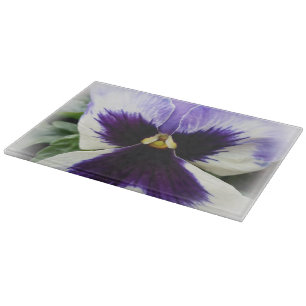 tiefes Violett auf weißem Stiefmütterchen Schneidebrett