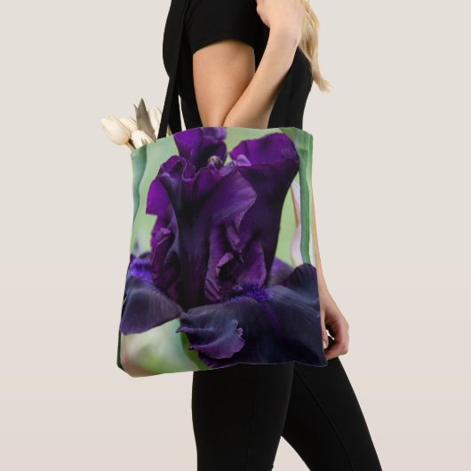 Tiefpurpurne Iris-Tasche sieht wie Samt aus Tasche (Von Nahem)