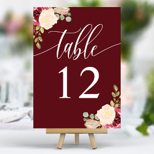 Tiefrote Merlot-Blumen-Kalligrafie-Hochzeit Tischnummer