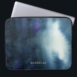 Tiefsee | des Marine-Blau-Aquarell-| addieren Laptopschutzhülle<br><div class="desc">Abstrakter Entwurf des schönen dunkelblauen Watercolor. Es gibt eine Andeutung von lila Misch in den Farben. Ihr Name kann an der Unterseite dieses Produktes im weißen Schriftart hinzugefügt werden.</div>