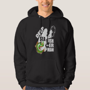Tiefseefischer mit einem gefangenen Fisch Hoodie