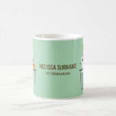 Tierärztliche Frau mit Tieren und Text nach Maß Kaffeetasse (Mittel)