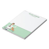 Tierärztliche Weibchen mit Tieren und benutzerdefi Notizblock (Rotiert)