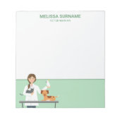 Tierärztliche Weibchen mit Tieren und benutzerdefi Notizblock (Vorderseite)