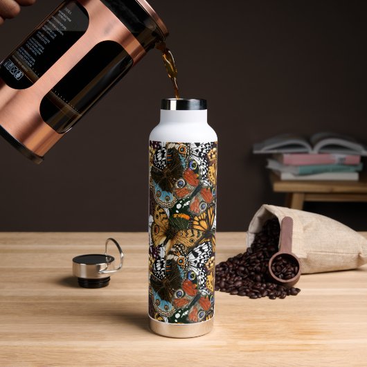 Tierdruck. Schmetterlingsflügel. Trinkflasche (Kaffee)