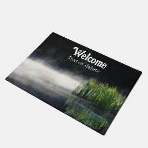 Tiere aus dem Nebel auf einem Teich Personalisiert Fußmatte