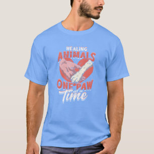 Tiere heilen, eine Pfote nach der anderen Tierarzt T-Shirt