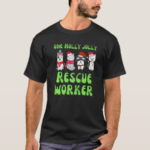 Tierheimmitarbeiter streichelt Weihnachtshund Katz T-Shirt