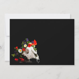 Tierschädel mit einem Kranz wild lebender Blume Einladung