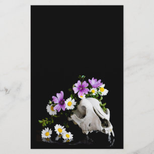 Tierschädel mit einem Kranz wild lebender Blume Flyer