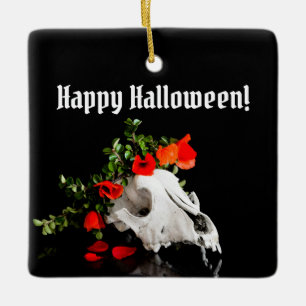 Tierschädel mit einem Kranz wild lebender Blume Keramikornament