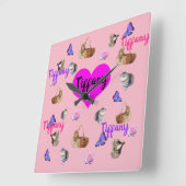 Tiffany-Name mit Katzen-Schmetterlingen-Rose, Quadratische Wanduhr (Winkel)