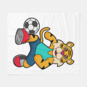 Tiger als Fußballspieler mit Fußball Fleecedecke (Vorderseite (Horizontal))