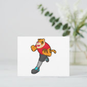 Tiger als Fußballspieler mit Fußball Postkarte (Stehend Vorderseite)