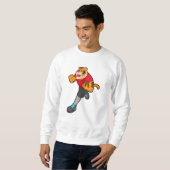 Tiger als Fußballspieler mit Fußball Sweatshirt (Vorne ganz)