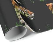 Tiger Approaching - Wildtierarbeiten Geschenkpapier (Rolleneckpunkt)