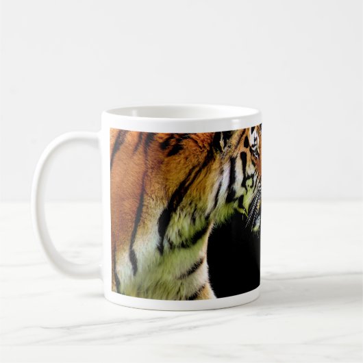 Tiger Approaching - Wildtierarbeiten Kaffeetasse (Links)