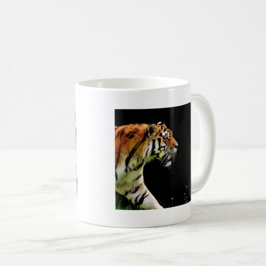 Tiger Approaching - Wildtierarbeiten Kaffeetasse (VorderseiteRechts)
