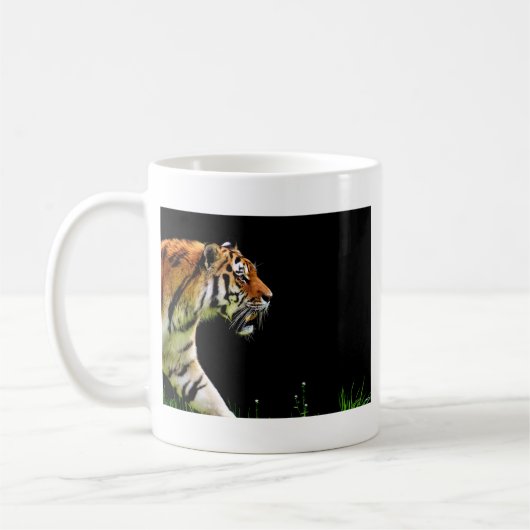 Tiger Approaching - Wildtierarbeiten Kaffeetasse (Links)