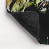 Tiger Approaching - Wildtierarbeiten Mousepad (Ecke)