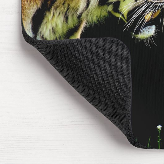 Tiger Approaching - Wildtierarbeiten Mousepad (Ecke)